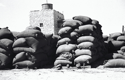 הביצורים שמרו עליהם. בית אשל בתקופת ההפגזות. צילום: יעקב רוזנר, ארכיון הצילומים של קקל