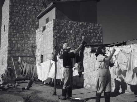 תולים כביסה בחצר בית אשל. צילום: יעקב רוזנר, ארכיון הצילומים של קקל