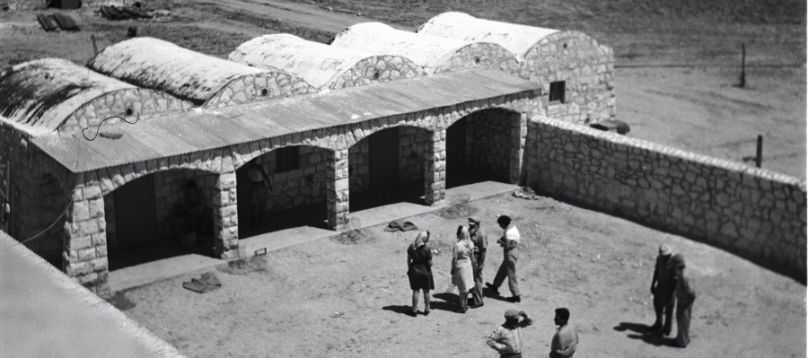 חצר בית אשל בשנת 1944. צילום: יעקב רוזנר, ארכיון הצילומים של קקל
