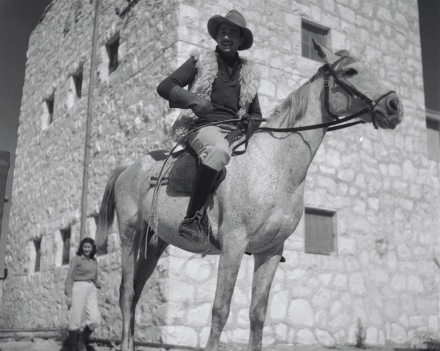 השומר של בית אשל, 1947. צילום: יעקב רוזנר, ארכיון הצילומים של קקל

