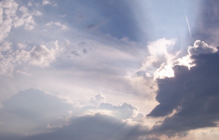 שמיים: צבעם משתנה בהתאם לשעה ביום. צילום: freeimages