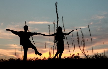 ילדים ומבשרי הסתיו. צילום: יוסי זמיר, ארכיון הצילומים של קקל