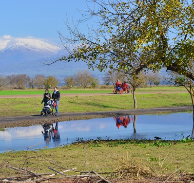 מטיילים סביב האגמון. צילום: מיכאל חורי, ארכיון הצילומים של קק''ל