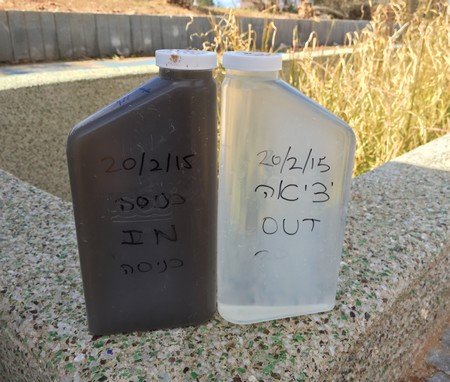 מטהרים את מי הגשמים. משמאל המזוהמים ומימין הנקיים. צילום: דר ירון זינגר