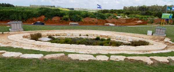 הביופילטר בכפר סבא. מסוגל לקלוט כ-90% מי נגר לטהר ולהכשיר אותם לשימוש חוזר. צילום: אנצ'ו ג'וש. 
ארכיון הצילומים של קקל