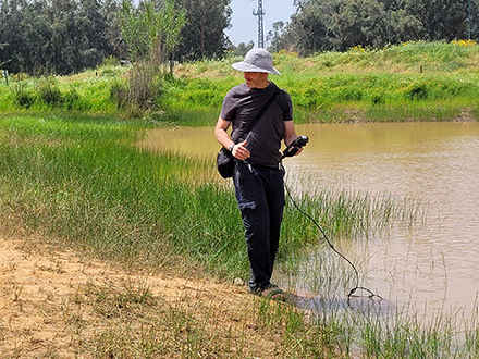 דר יהונתן בר-יוסף מיחידת המדען הראשי של קקל בעת דיגום בבריכת עין שריד
