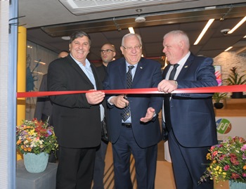 חונכים את הבית. הנשיא, ראובן ריבלין, יור קקל, דני עטר, ורונן פלוס, ראש עיריית נוף הגליל. צילום: ישראל פרץ, ארכיון הצילומים של קקל