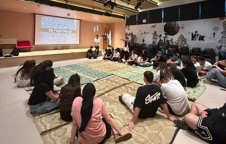 אנחנו עם של גיבורי על. צילום: מדריכי בית קקל בעכו. ארכיון הצילומים של קקל