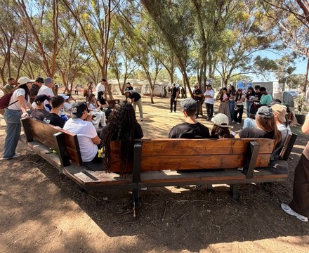 נחשפים לסיפורים משבעה באוקטובר. צילום: מדריכי בית קקל בעכו. ארכיון הצילומים של קקל 