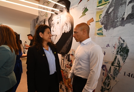 יור קקל (משמאל) וראש העיר עכו בבית קקל בעכו. צילום: רביע באשא, ארכיון הצילומים של קקל