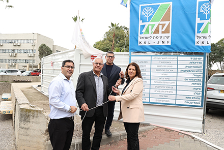 יור קקל יפעת עובדיה-לוסקי וראש עיריית בית שאן ז'קי לוי בטקס הנחת אבן הפינה. צילום: דודו כהן, ארכיון הצילומים של קקל