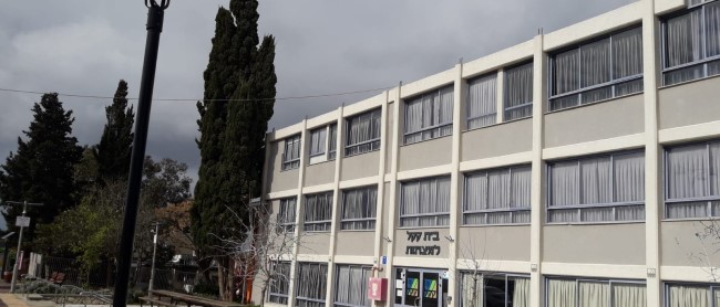 בית קקל למצוינות בנוף הגליל. משמאל: הברוש. צילום: ולדימיר סלבין