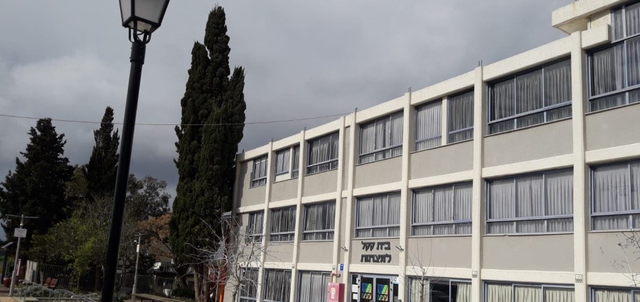 בית קקל למצוינות בנוף הגליל. משמאל: הברוש. צילום: ולדימיר סלבין