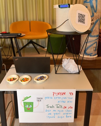 עובדים על מיזם טכנולוגי שישתלב בפרויקט פיתוח היערות. צילום: מיכאל חורי, ארכיון הצילומים של קקל