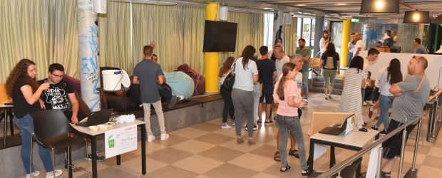 נושמים יזמות. כאן עובדים במרץ וביצירתיות. צילום: מיכאל חורי, ארכיון הצילומים של קקל