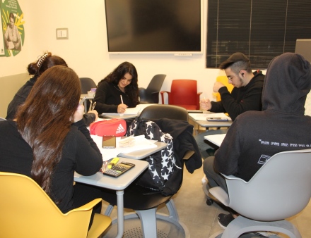 עושים שיעורים ביחד. צילום: יואב לין