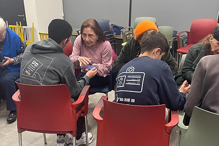 נוער מלמד טכנולוגיה. צילום: מישל אוקנין, ארכיון הצילומים של קקל