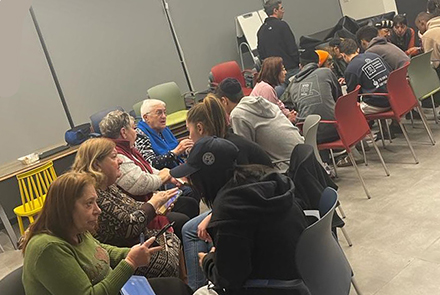 הדרכה אישית לשימוש בסמרטפון. צילום: מישל אוקנין, ארכיון הצילומים של קקל