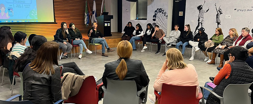 בני הנוער והאזרחים הוותיקים בשיחת הפתיחה של יום הפעילות המשותף. צילום: מישל אוקנין, ארכיון הצילומים של קקל