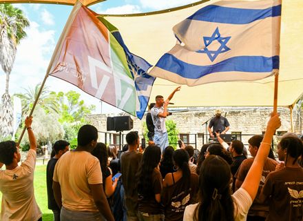 הכי קרוב לבמה. הופעה של רון חיון. צילום: רביע באשא, ארכיון הצילומים של קקל