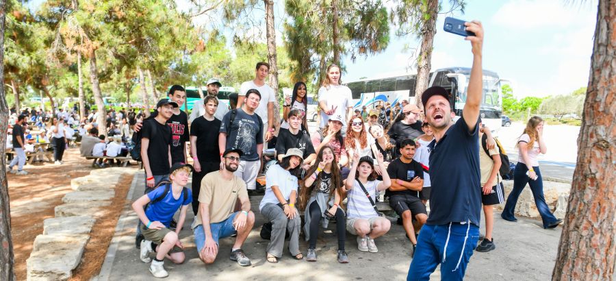 סלפי למזכרת. חניכי בית קקל מגדל העמק והמדריך. צילום: רביע באשא, ארכיון הצילומים של קקל