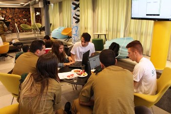 סיעור מוחות! כאן מתכננים אפליקציה. צילום: יואב דביר, ארכיון הצילומים של קקל