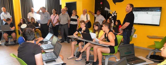 בני הנוער מסבירים מה הם מקבלים בבית הנפלא הזה. צילום: ישראל פרץ, ארכיון הצילומים של קקל