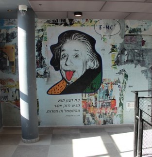 ציור של איינשטיין בבית קקל בנצרת עילית. צילום: יואב דביר