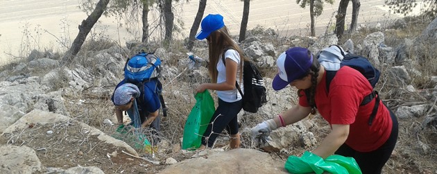 השקיות מתמלאות והאשפה מתמעטת. תלמידי ביס אלון וחניכי בית אורי מנקים את הגלבוע