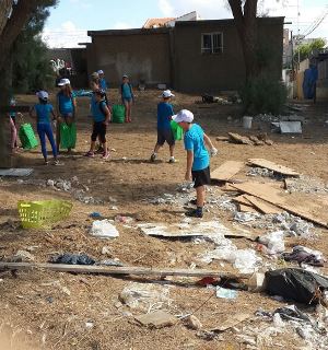 יש מה לנקות. תלמידי ביס דקל אשקלון ביום הניקיון. צילום: יהודית זריהן