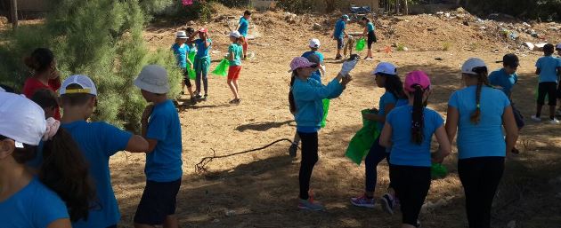 מנקים את הפארק עם מדריכי הצופים: תלמידי ביס דקל באשקלון. צילום: יהודית זריהן