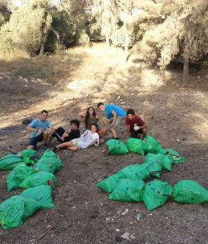 למה אנשים מלכלכים? חניכי חוגי הסיירות בכפר ורדים מציגים את השלל. צילום באדיבות דורון ישראל