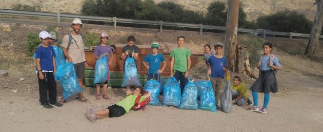 תראו כמה זבל! חוגי הסיירות מנקים את הכנרת. צילום באדיבות טל ניב