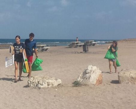 מישהו שכח בים כיסא או שטיח? חוגי הסיירות מנקים אחרי הנופשים. צילום באדיבות דורון ישראל