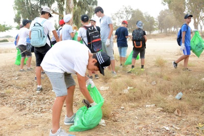 מרימים כל לכלוך. צילום: דודו גרינשפן