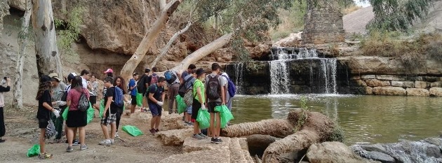 יוצאים לעבודה. תלמידי מקיף דתי בית שאן בגשר קנטרה. צילום: מישב רצאבי