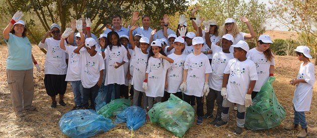 מחנכים את הדור הצעיר בישראל לאחריות ואכפתיות סביבתית. ראשי קקל עם תלמידים בעפולה ביום הניקיון 2016. צילום: מיכאל חורי