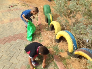 גם ילדי הגנים מנקים. ילדים מג'ואריש. צילום: קקל