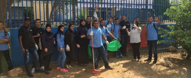 ועכשיו, שומרים על הניקיון. תלמידים מרמלה עושים הפסקה ומצטלמים. צילום: קקל