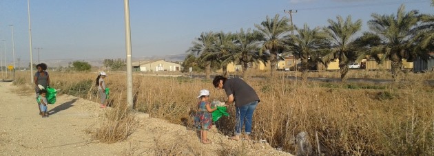 מנקים את התעלות מאשפה