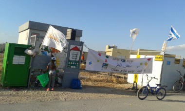 מפרידים פסולת בשלפים. צילום: מישב רצאבי