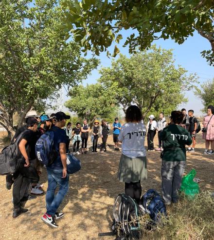 מדריכי קקל עם קבוצת תלמידים בעבודה תורמת ביער
