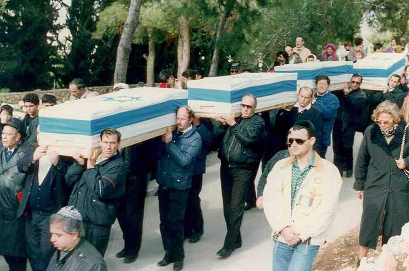 alt="טבועי אגוז מובלים לקבורה ממלכתית בהר הרצל, 1992. צילום: וויקיפדיה"