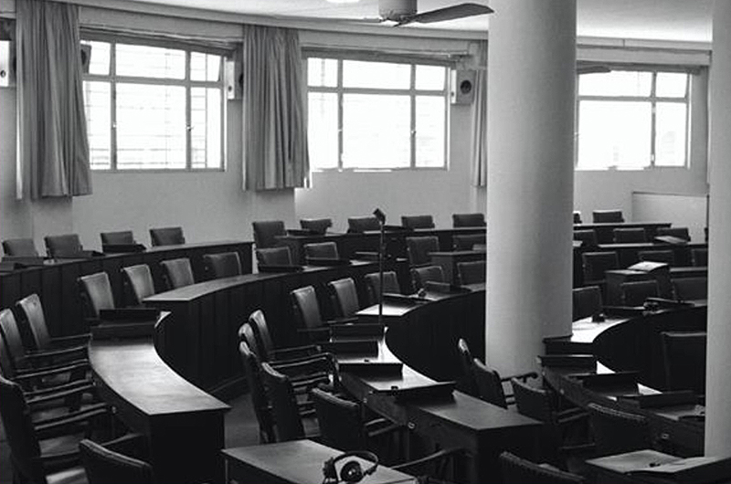 בתמונה: אולם הכנסת הראשונה בירושלים. צילום: אברהם מבסקי, ארכיון הצילומים של קק"ל