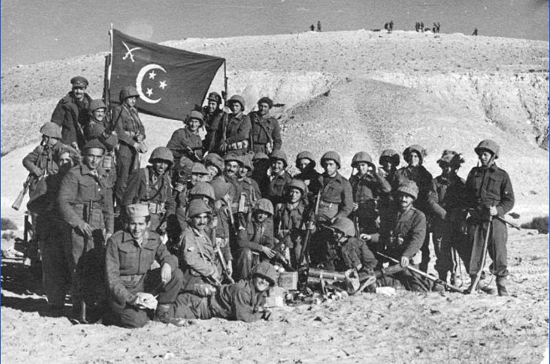 alt="מבצע חורב: כובשי משלטי התמילה בצפון הנגב מניפים את דגל"