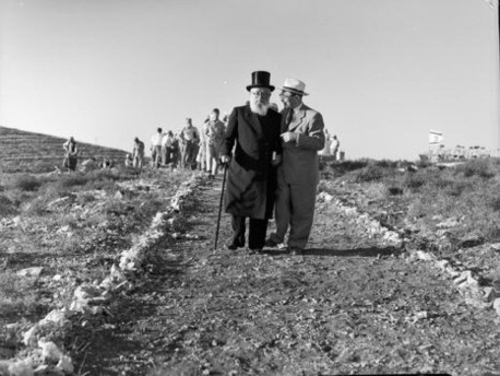 הרב הרצוג בנטיעות ביער הקדושים, לזכר קרבנות השואה. צילום: אברהם מלבסקי, ארכיון קק"ל