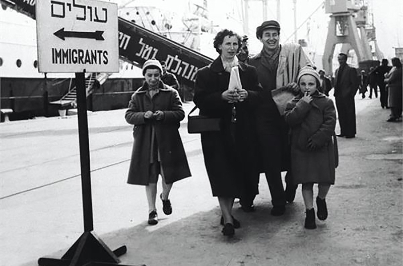 עולים מאירופה בנמל חיפה. צילום: ארכיון הצילומים של קק"ל