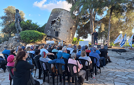 מטיילים בסיור בשביל הנופלים. צילום: משה פילברג