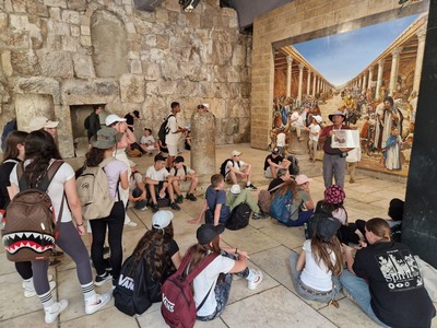 לומדים על ההיסטוריה המופלאה של העיר. צילום: יואב לין, ארכיון הצילומים של קקל