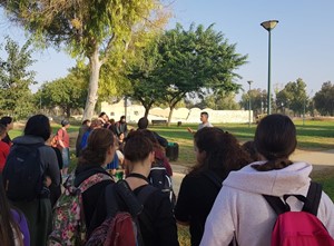 בנות להבה עם מדריך קקל במצפה בית אשל. צילום: קקל